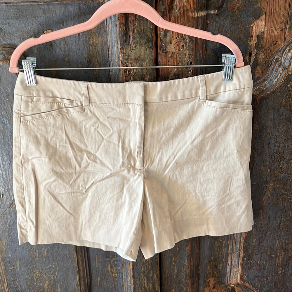 Women’s shorts White House, Black market size 10 beige